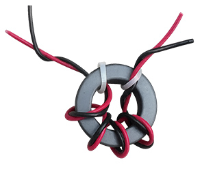 Közös módusú fojtó vezetékkel